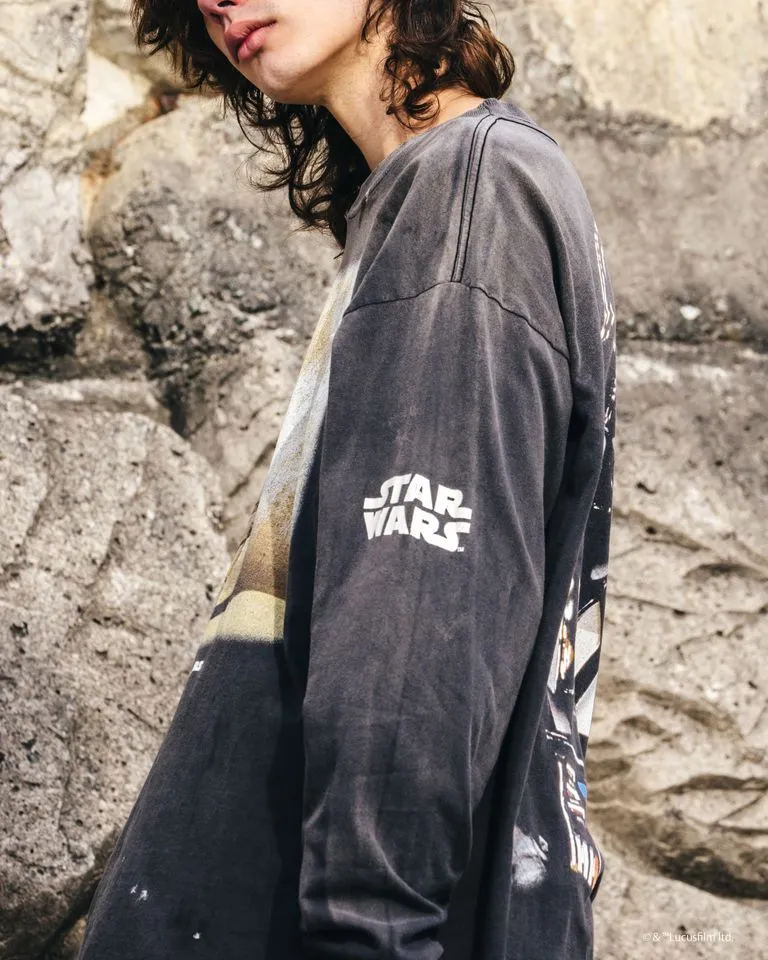 SAINT Mxxxxxx × STAR WARS SW_LS TEE /DARTHVADER/BLK Star Wars co-branded model Darth Vader/Anakin Skywalker distressed long sleeves washed black S-XL The print comes from "Anakin Skywalker" in "STAR WARS Episode I/The Phantom Menace" The impressive poster visual and the design of "Darth Vader" printed on the back The entire garment is hand-processed with dirt, washed with water, and printed with a distressed feel, which perfectly interprets the artistic specialty of NEW VINTAGE. In addition, the original co-branded main mark/wash mark/little angel anti-counterfeiting mark can be customized. It can be said that every detail of ZP is perfectly reproduced.